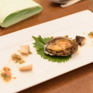 鮑のソテー 大葉風味のトマトサルサ焦がしバターソース