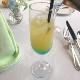 オレンジソーダです。混ぜると緑になります。