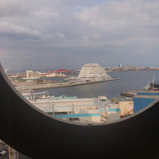 待合室からの景色。神戸の海が見えます。