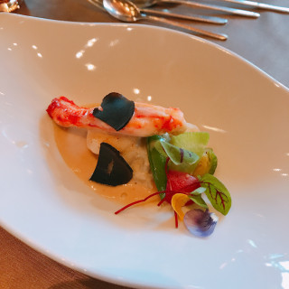 カニと白身魚の料理。盛り付けが綺麗です。
