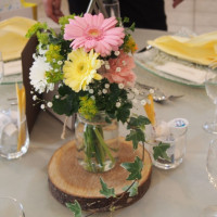 テーブルの装花をガーベラにしましたがオシャレ