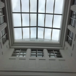 チャペルの天井は自然光が差し込みます