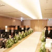 バージンロードは花が敷き詰められています。