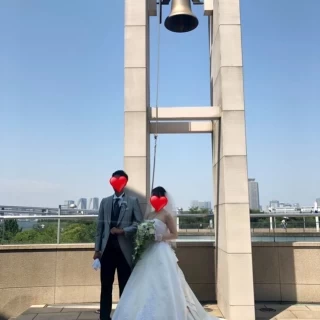 挙式後にすぐ隣で鐘を鳴らします
