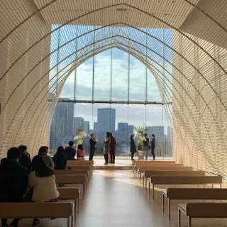 とても天井が高い採光抜群のチャペル