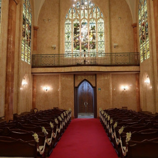 教会内は天井がとても高く広いです。