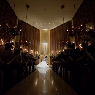 この会場ならではのニーラーでお祈りをしているところ