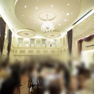 天井が高くシャンデリアもあり豪華
