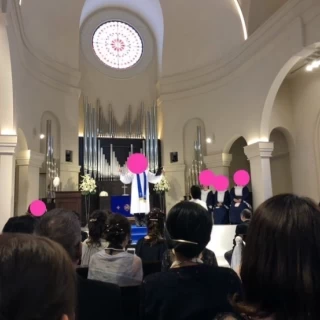 青いバージンロードに、高い天井はとてもゴージャスでした。