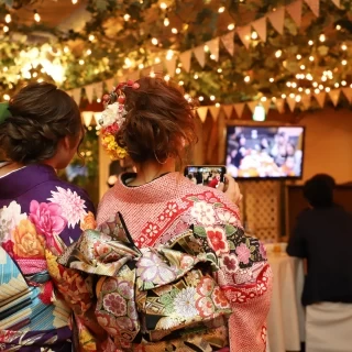会場夜の雰囲気 プロフィールムービー上映 テレビにて