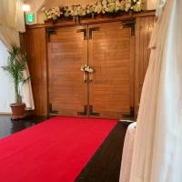 会場内から入場扉を見て