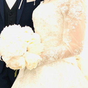 ブーケは白の芍薬。花言葉は幸せな結婚式！|534903さんのセント.ヴェルジェ教会＆ゲストハウス21の写真(800475)