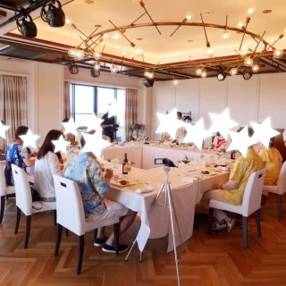 お洒落な照明のついた開放的な会場