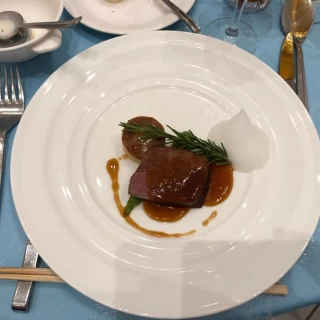 メイン料理のお肉。1番ランクの低いものでしたがすごく美味！！