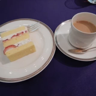 デザートは三種盛り＋カットされたウェディングケーキです。
