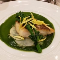 見た目インパクト強いけど、ほうれん草のソースで美味しいです