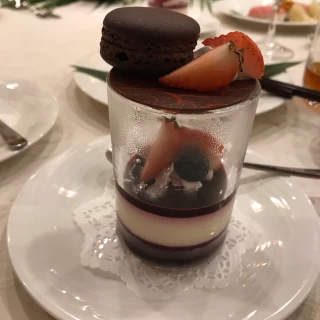 マスカルポーネムースとカシスジュレ