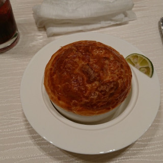 焼き鱧と松茸のコンソメパイ包み焼きです。