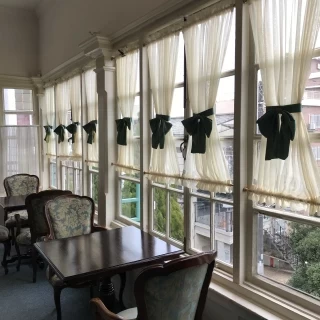 2階の待合室の調度品は美しいものばかり