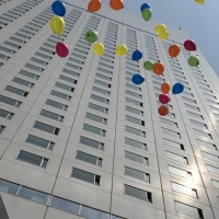 外で風船をセーノで皆んなで投げました