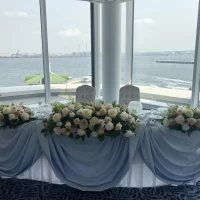 新郎新婦席の向こう側にはみなとみらいの素敵な景色