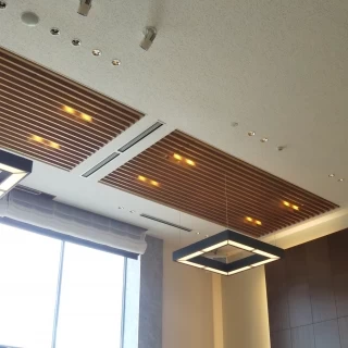 窓から光が差し込みます