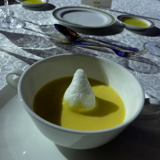 目の前で入れてくれるスープ