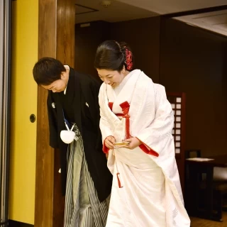 入場は大きな金の扉です