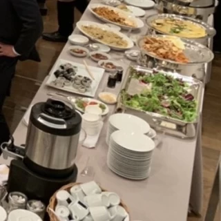 同じ式場での2次会。立食メニューも充実で美味しかったです。