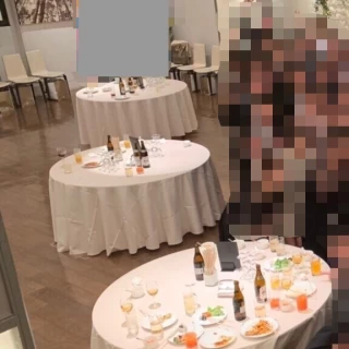同じ式場での2次会。立食形式だけど端の椅子も多く有難いです。