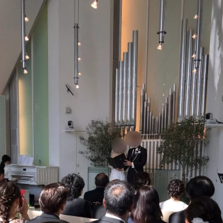 人前式後に、ダーズンローズの演出を行なっていました。