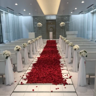 特殊なバージンロードはバラの花びらを散りばめた様に見えます！