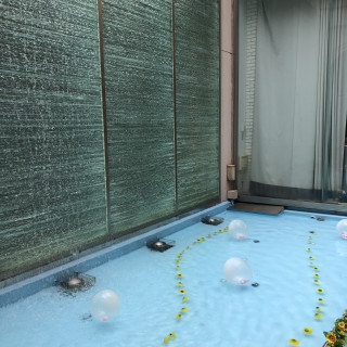 プールの横には滝が流れていてきれいです。