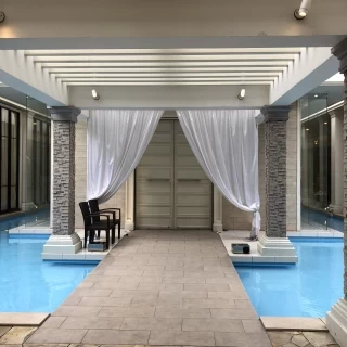 チャペルの入り口です。プールの上に浮かんでいます！
