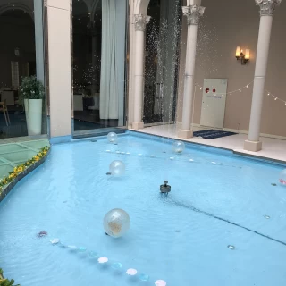 披露宴会場の前にはプールがあります。