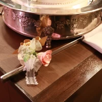 入刀用のナイフ（シュガークラフトのお花で装飾）