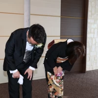 サプライズで新郎母と退場