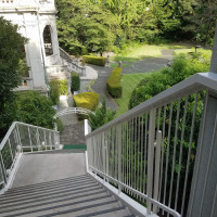 お庭から別館披露宴会場に入るには、これだけ階段をあがります