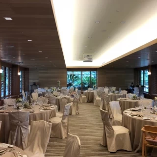 独立型のチャペル近くの披露宴会場