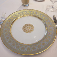 一番最初にテーブルに置かれている飾り皿　何種類かから選べる