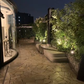 外はテラスで緑溢れており、日中は光が差し込んできていいです。