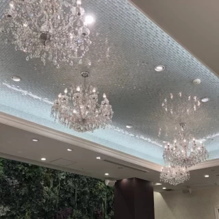 天井にはシャンデリア
緑も見えます