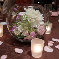 ゲストのテーブルには丸い花瓶をセレクト