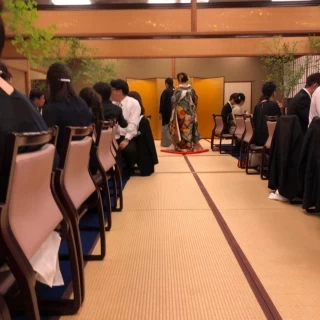 2つの大きなテーブルの間を歩き高砂へ向かいます。