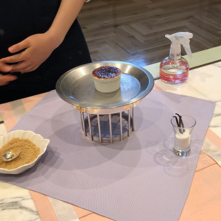 目の前で仕上げるクリームブリュレ