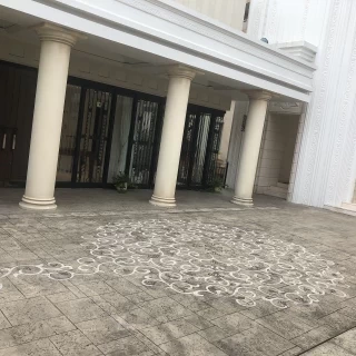 チャペルの外です。
ここでフラワーシャワーをします。