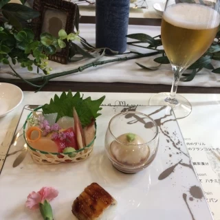 アットホームな雰囲気の中、新郎新婦も一緒に食事を楽しめた！