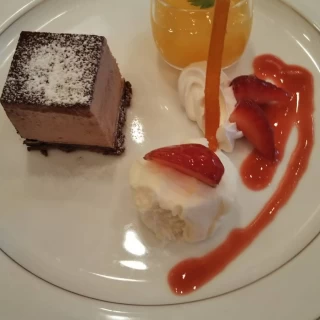 会食の最後に出てきたケーキがとても美味しかったです。
