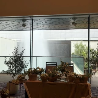 会場の後ろに噴水が見えます