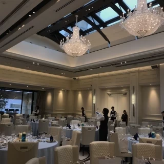 天井が開き、照明もかなり大きくてゴージャス